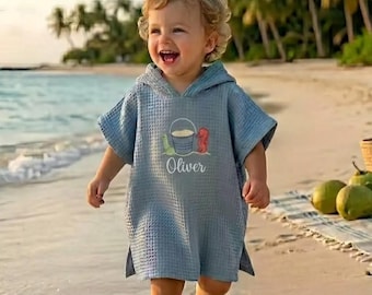 Toalha de banho com capuz personalizada para bebê, bordada com nome personalizado, ideal para praia e banho infantil, perfeita para presentear em chás de bebê ou para levar à piscina nas férias de verão.