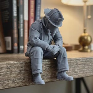3D-utskriven ledsen brandman Edge Sitter-figur - Monitor Topper
