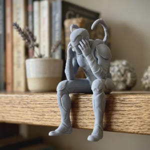 3D-utskriven ledsen blå skalbagge Edge Sitter-figur - Monitor Topper