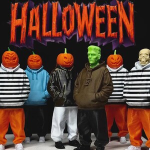 Op de afbeelding: Zes beeldjes staan voor de tekst HALLOWEEN. Vier figuren dragen pompoenhoofden, één een groen monsterhoofd en één een schedelhoofd. Ze dragen diverse hoodies, waaronder zwart-wit gestreepte of effen exemplaren, gecombineerd met oranje, zwarte of witte broeken.