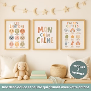 Op de afbeelding: Drie ingelijste prints met tekst en illustraties hangen aan een muur. De prints zitten in houten frames. De tekst op de prints bevat "LES &Eacute;MOTIONS", "MON COIN CALME" en "J'AI DES OUTILS". Een knuffelkonijn, boeken en een rieten mand staan eronder.
