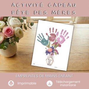 Può includere: Un'attività per la Festa della Mamma con impronte di mani in blu, rosa e viola, disposte come fiori. Il testo recita "ATTIVITÀ REGALO FESTA DELLA MAMMA" e "IMPRONTE DI MANI BAMBINO". Un vaso con la scritta "Bonne fête des Mères" è visibile.
