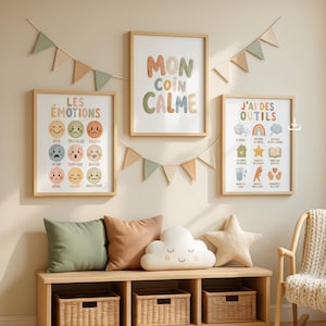 Op de afbeelding: Een wanddecoratie met drie ingelijste prints in het Frans, versierd met kleurrijke illustraties en vlaggenlijnen. Daaronder staat een houten bank met kussens, een wolkvormig kussen en gevlochten manden, wat een warme sfeer cre&euml;ert.