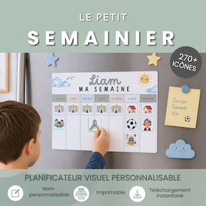 Puede incluir: Un planificador semanal magnético blanco con el texto "LE PETIT SEMAINIER" y "Liam MA SEMAINE". Incluye iconos coloridos y una nota adhesiva amarilla que dice "Soccer Samedi 10h". Un niño coloca un icono en el planificador.