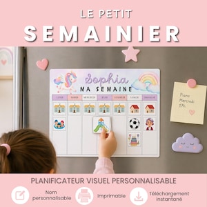 以下が含まれることがあります： 「LE PETIT SEMAINIER」と「Sophia MA SEMAINE」の文字が入った、カスタマイズ可能な週間プランナー。ユニコーン、虹、各曜日のアイコンが特徴です。子供が遊び場のアイコンを配置しています。