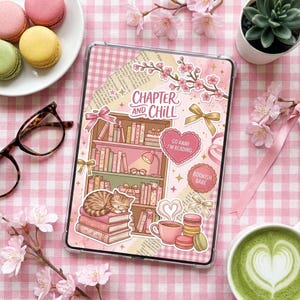 Puede incluir: Funda transparente para tableta con un patrón de cuadros rosa y blanco. La funda presenta un diseño decorativo con una estantería, un gato y el texto "Chapter and Chill". También se ven flores rosas, macarons y una taza de matcha.