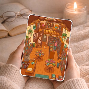 Peut inclure: Une coque de tablette avec une illustration détaillée d'un intérieur de bibliothèque. L'œuvre représente des étagères, des escaliers en colimaçon et des tables avec des livres. La palette de couleurs comprend des bruns chauds, des oranges et des verts, créant une atmosphère accueillante.