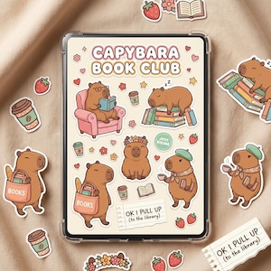 Puede incluir: Una funda transparente para tableta con un diseño que presenta carpinchos, libros, tazas de café y fresas. Se muestra el texto "CAPYBARA BOOK CLUB". Pegatinas adicionales incluyen el texto "OK I PULL UP (to the library)" y "JUST VIBING".