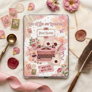以下が含まれることがあります： 「Love Letters and Literature」と「Dear Reader」の文字が入った、ヴィンテージのタイプライターのデザインが施されたピンク色のタブレットケース。ケースは花柄と封筒のイラストで装飾され、「Written with Love」の文字が入っています。