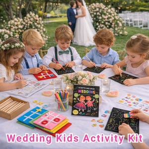 Puede incluir: Un kit de actividades infantiles para bodas con niños sentados alrededor de una mesa, participando en diversas manualidades. El kit incluye arte para rascar, páginas para colorear y juegos de tres en raya. El texto "Scratch and Draw Wedding" es visible.