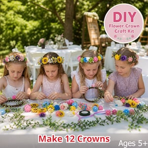 Può includere: Un kit fai-da-te per creare corone di fiori con fiori artificiali di vari colori, basi a forma di vite verde e nastro adesivo floreale. Il kit contiene materiali per realizzare 12 corone per bambini dai 5 anni in su, su un tavolo bianco.