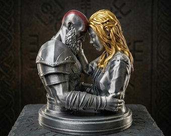 Escultura multicolor de Kratos y Laufey enamorados