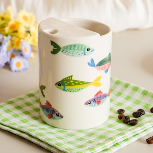 Handgjord keramisk resemugg, havsfiskdesign, underglasyrmålad present till kaffeälskare