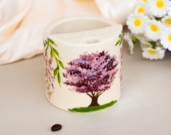 Handgeschilderde keramische reismok lila blauwe blauweregen en paarse passiebloemen – cadeau voor koffieliefhebber