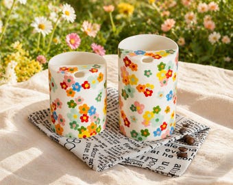Taza de viaje de cerámica hecha a mano, vaso de cerámica con tapa decorado con flores y pintado a mano.