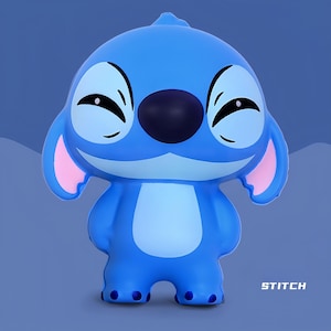 以下が含まれることがあります： ディズニー映画「リロ＆スティッチ」のキャラクター、スティッチの青いフィギュア。 大きな耳、濃い青色の鼻、白いお腹が特徴です。 右下には白字で「STITCH」とプリントされています。