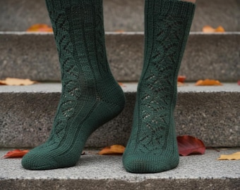 Patrón de calcetines de encaje de punto elegantes en PDF, ideal para principiantes.