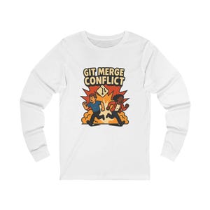 Può includere: Maglietta bianca a maniche lunghe con una grafica a cartoni animati e la scritta "GIT MERGE CONFLICT". La grafica raffigura due persone che scappano da un'esplosione. La maglietta è realizzata in un materiale morbido e confortevole.