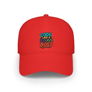 以下が含まれることがあります： 鮮やかな赤色の野球帽で、中央に青、オレンジ、黒で「CODE LIKE A BOSS」という文字がデザインされています。紫と緑のコーディング用ブラケット記号と、小さな黄色の星のアクセントがフロントパネルに配置されています。