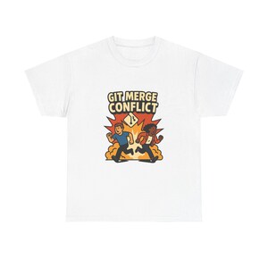 Può includere: T-shirt bianca con una grafica a cartoni animati con la scritta "GIT MERGE CONFLICT". La grafica raffigura due persone che scappano da un'esplosione. Il design utilizza arancione, giallo e nero.