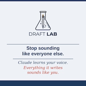 Op de afbeelding: Afbeelding met de tekst "DRAFT LAB" boven de zin "Stop sounding like everyone else." Extra tekst luidt "Claude leert je stem. Alles wat het schrijft klinkt als jij." Een pen staat in een laboratoriumfles.