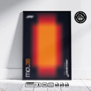 Può includere: Stampa artistica con cornice nera con un design rettangolare sfocato arancione e rosso. La stampa presenta il testo "mo.39" e "McLaren" in bianco. Include icone "Pronto per la stampa" e "Download istantaneo".