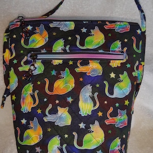 Bolso bandolera con diseño de gatos coloridos. Arcoíris. Gatitos. Bonita y hecha a mano.