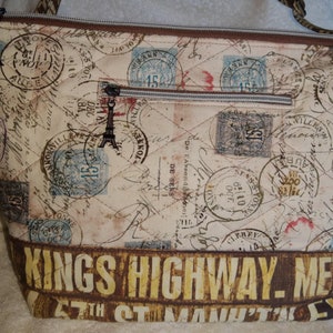 Tela con temática de viajes urbanos utilizada por Tim Holtz para confeccionar este bolso.  Cartera. Hecho a mano.