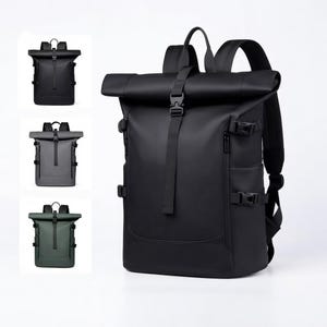 Könnte beinhalten: Ein schwarzer Rolltop-Rucksack mit einem zentralen vertikalen Riemen mit Metallschnallenverschluss, seitlichen Kompressionsriemen mit Kunststoffschnallen, gepolsterten Schultergurten und einem Tragegriff. Drei kleinere Versionen sind abgebildet.