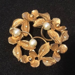 Vintage Kramer Brooch/Pin Faux Pearls Floral