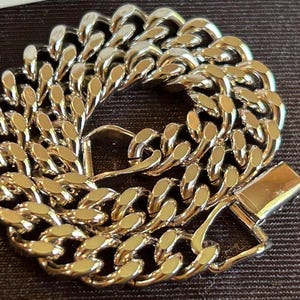 Vintage Avon Classic Style Wristchain/Bracelet Large New In Box
