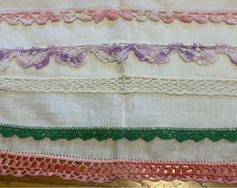 Lote de cinco pañuelos vintage con bordes de ganchillo.