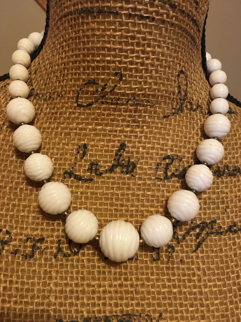 Vintage Necklace Chunky White Textured Graduated Beads Fun 60s Fashion