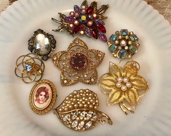 Lot de huit broches vintage strass fausses perles Glamour Girl