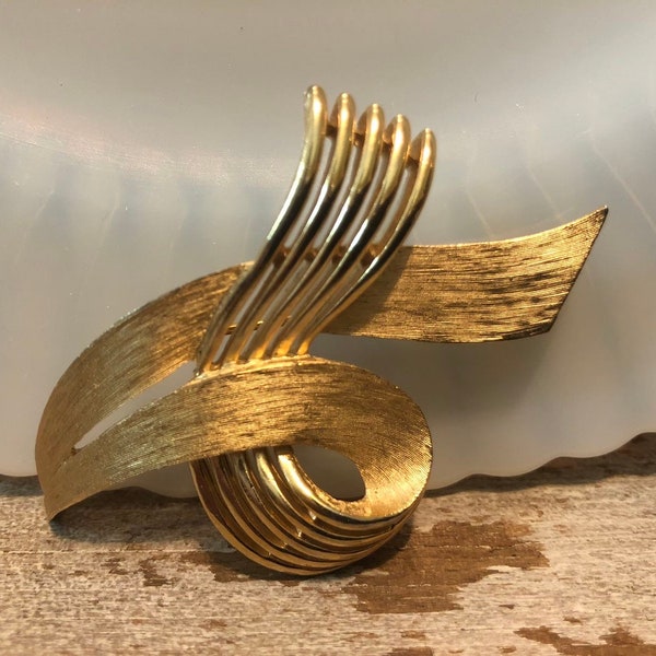 Vintage Crown Trifari Brooch Textured Smooth Gold Tone Abstract Modernist