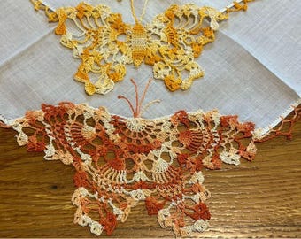 Due fazzoletti vintage all'uncinetto con farfalle, variegati giallo-arancio.