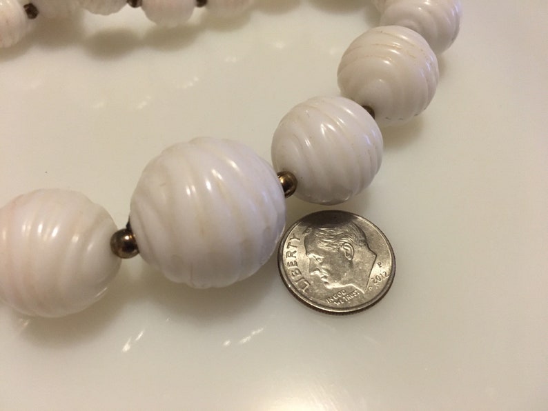 Vintage Necklace Chunky White Textured Graduated Beads Fun 60s Fashion