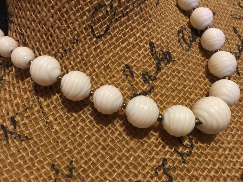 Vintage Necklace Chunky White Textured Graduated Beads Fun 60s Fashion