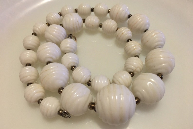 Vintage Necklace Chunky White Textured Graduated Beads Fun 60s Fashion