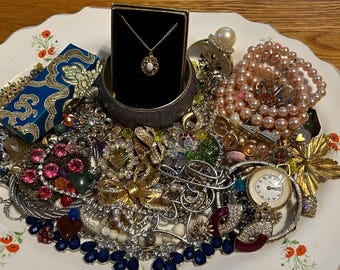 Lote de joyas vintage: collares, broches, pendientes, pulseras. Estilo Glamour Girl.