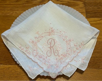 Pañuelo vintage con monograma R y bordado de nudo francés.