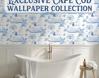 Puede incluir: Una bañera blanca exenta frente a un papel pintado con un patrón náutico azul y blanco de faros, molinos y casas. El texto "EXCLUSIVE CAPE COD WALLPAPER COLLECTION" está impreso en azul en la parte superior central del papel pintado.