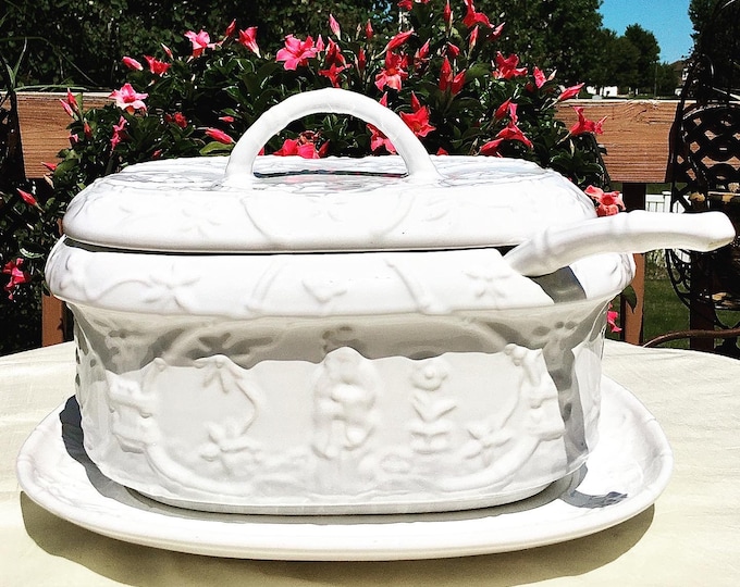 Loucarte White Chinoiserie Tureen Set