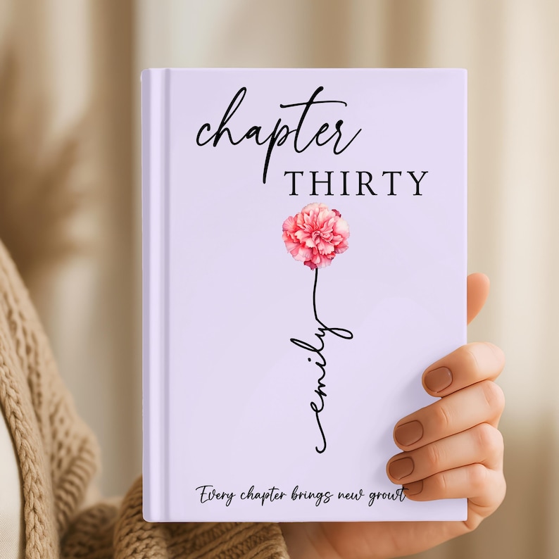Może przedstawiać: Jasnofioletowy notatnik w twardej oprawie z czarnym napisem "chapter THIRTY" u g&oacute;ry, ilustracją r&oacute;żowego goździka z czarną łodygą w formie kursywy tworzącą imię "emily" oraz napisem "Every chapter brings new growth" na dole.