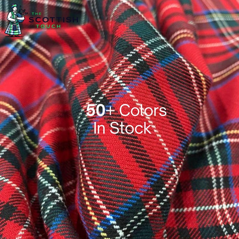Op de afbeelding: Close-up van rode tartan stof met een ruitpatroon. De stof heeft een mix van rode, zwarte, groene, witte en blauwe lijnen. Tekst in de afbeelding luidt "50+ Colors In Stock" en "The Scottish Touch".