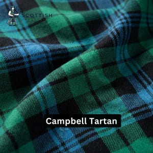 Puede incluir: Una tela con el patrón Campbell Tartan en tonos verdes, azules y negros. El tejido muestra un diseño de cuadros clásico con líneas entrecruzadas. El texto "THE SCOTTISH TOUCH" y "Campbell Tartan" es visible en la superficie de la imagen.