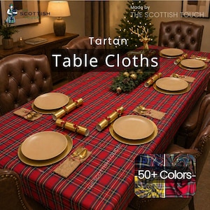 Puede incluir: Un mantel de tartán rojo con un patrón de cuadros, preparado para una cena formal. La mesa está puesta con platos con borde dorado, cubiertos dorados y galletas decorativas. Se muestra el texto "Tartan Table Cloths".