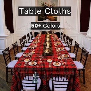 Peut inclure: Une longue table de salle à manger dressée pour un événement formel, recouverte d'une nappe à carreaux rouges. La table est dressée avec des assiettes, des couverts et des verres pour chaque invité. Le texte "Table Cloths" et "50+ Colors" est affiché.