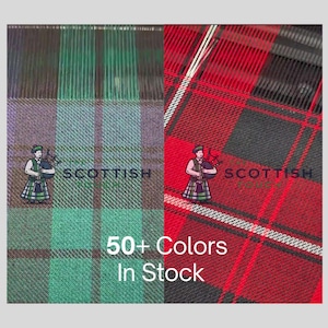 Op de afbeelding: Afbeelding van twee Schotse tartan stofstalen. E&eacute;n staal heeft groene, paarse en grijze ruitjes, de andere rode, zwarte en witte ruitjes. Elk staal heeft een Schotse doedelzakspeler illustratie en het woord "SCOTTISH". De tekst "50+ Colors In Stock" is ook zichtbaar.