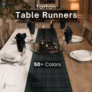 Puede incluir: Una mesa de comedor con un camino de mesa de tartán verde y azul. La mesa está puesta con platos blancos, copas de champán y velas negras. El texto de la imagen dice "Tartan Table Runners" y "50+ Colors."